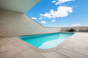 borde piscina hormigon impreso en sevilla